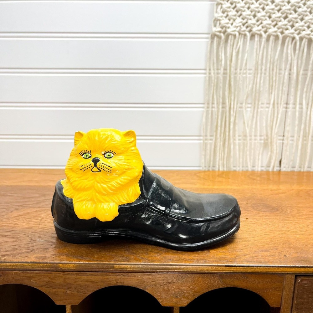 Vintage Porcelain Cat in Shoe Figurine - Anamorphic Shelf Decor - Picture 3 of 7
